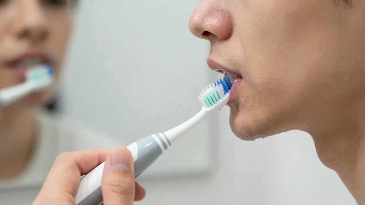 Jak odstranit kaz: úplný průvodce pro lidi, kteří používají sonický kartáček